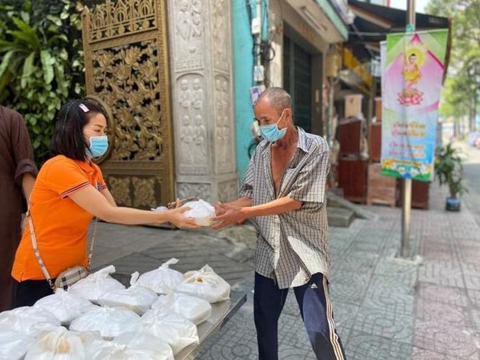 Ban ngày, họ nhận cơm từ thiện tại cổng chùa. 