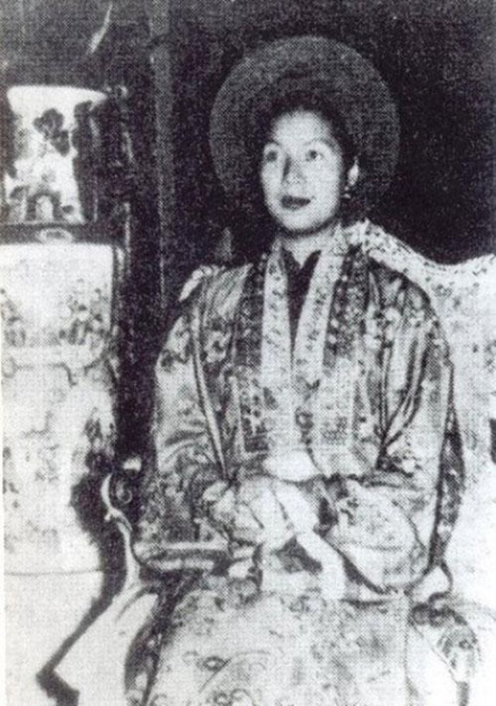 Bùi Mộng Điệp là người Bắc Ninh, sinh năm 1924. Bà Mộng Điệp nổi tiếng khắp Hà Nội bởi vẻ sắc nước hương trời và sự duyên dáng thiên bẩm, khiến không biết bao người say mê. 