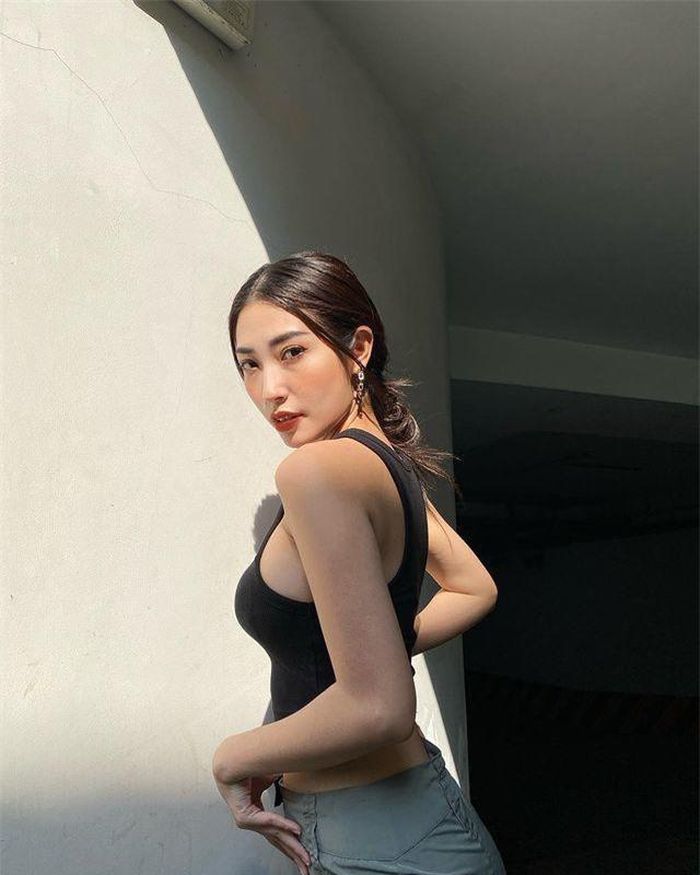 Lối phối đồ của cô gần đây mang đậm hơi thở của những năm thập niên 90s - xu hướng đang "làm mưa làm gió" giới trẻ nghiện diện bây giờ.