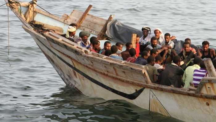 Di dân ngồi trên thuyền cách bờ biển Aden, Yemen vào tháng 9/2016. Ảnh: AFP.