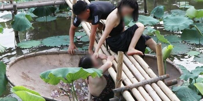 Chị em quên mình hy sinh vì nghệ thuật.
