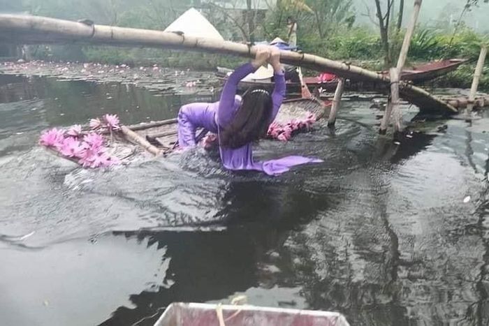 Những lúc gian nguy, áo dài mới chứng tỏ võ công thâm hậu.