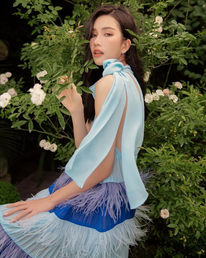 Không chỉ xinh đẹp, Phương Anh còn được ưu ái với danh xưng “Á hậu học giỏi” với học lực “khủng”, đạt trình độ tiếng Anh Ielts 8.0 và sử dụng thành thạo tiếng Pháp, Nhật. Cách đây không lâu, cô đã tốt nghiệp thủ khoa ngành Hệ thống quản lý thông tin tại Đại học RMIT với số điểm 3.5/4. Ảnh: Huỳnh Trí Nghĩa.