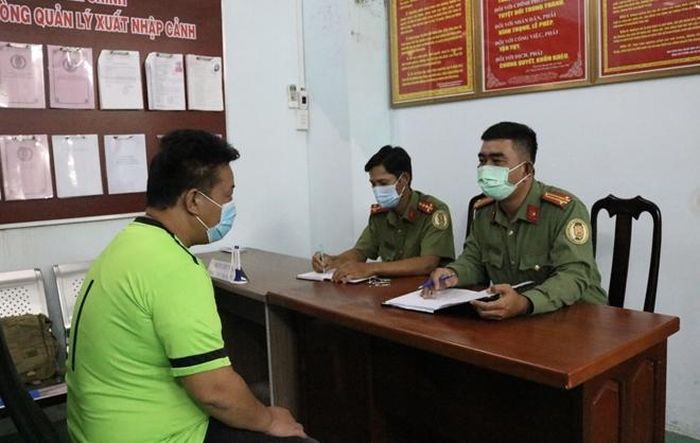 Cán bộ Phòng Quản lý xuất nhập cảnh lấy lời khai các đối tượng nhập cảnh trái phép. 