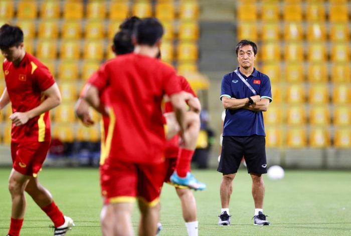 Trợ lý Lee Young-jin phụ trách phần khởi động cho các học trò.