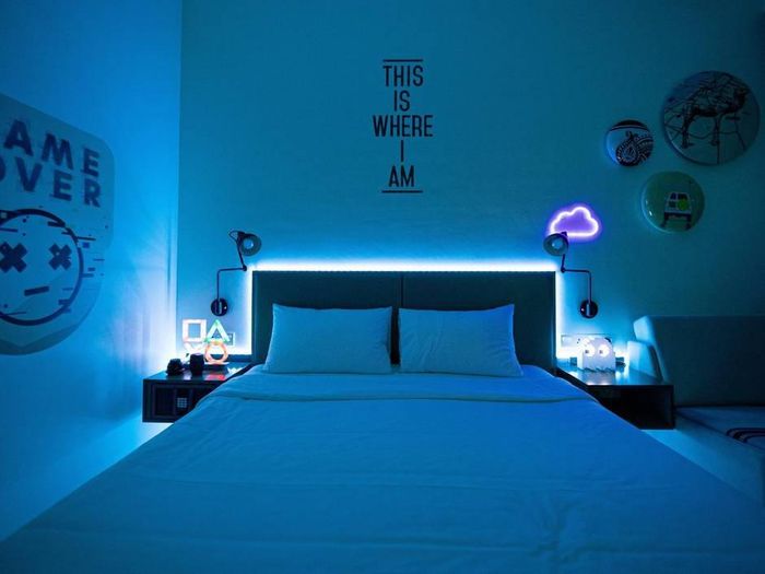  Về nội thất, bên trong căn phòng là lối trang trí tinh tế với đèn led, đèn neon và các khẩu hiệu truyền cảm hứng cho game thủ. Bầu không khí trong căn phòng sẽ giúp du khách đam mê trò chơi điện tử được hòa mình vào sở thích của họ. Ảnh: The National News. 
