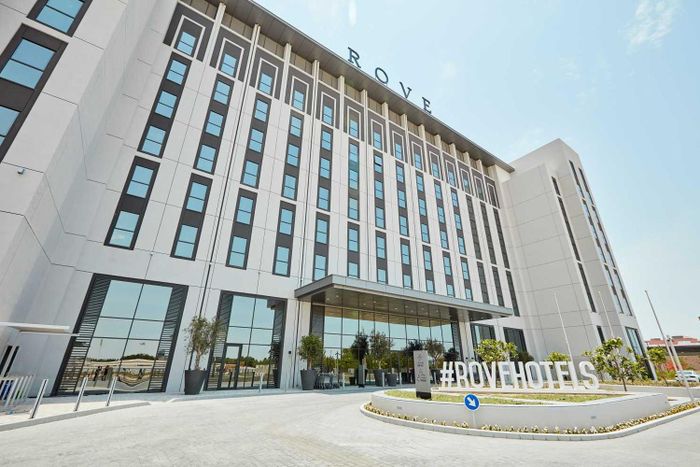  Khách sạn Rove ở Dubai có nhiều cơ sở sau khi phát triển thành chuỗi. Ưu điểm của khách sạn thân thiện với gia đình và nhóm bạn này là tọa độ nằm cách các công viên giải trí, công viên nước, khu nghỉ dưỡng của thành phố chỉ vài phút lái xe. Ảnh: Time Out.