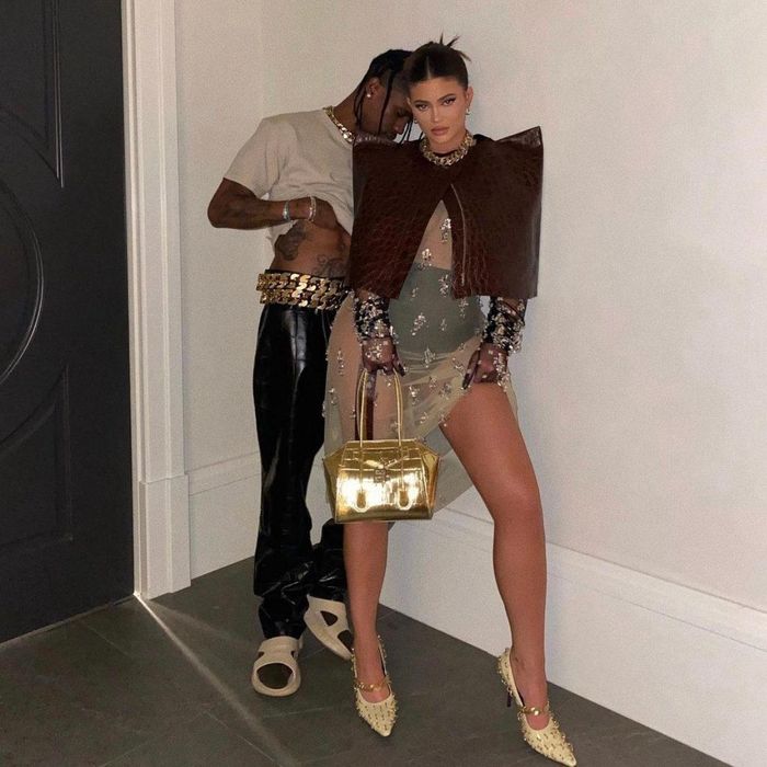 Kylie và Travis Scott đều trông cá tính cùng những thiết kế mới của Givenchy với điểm nhấn đến từ phụ kiện đinh tán hay chất liệu vàng lấp lánh. Ảnh: @kyliejenner.