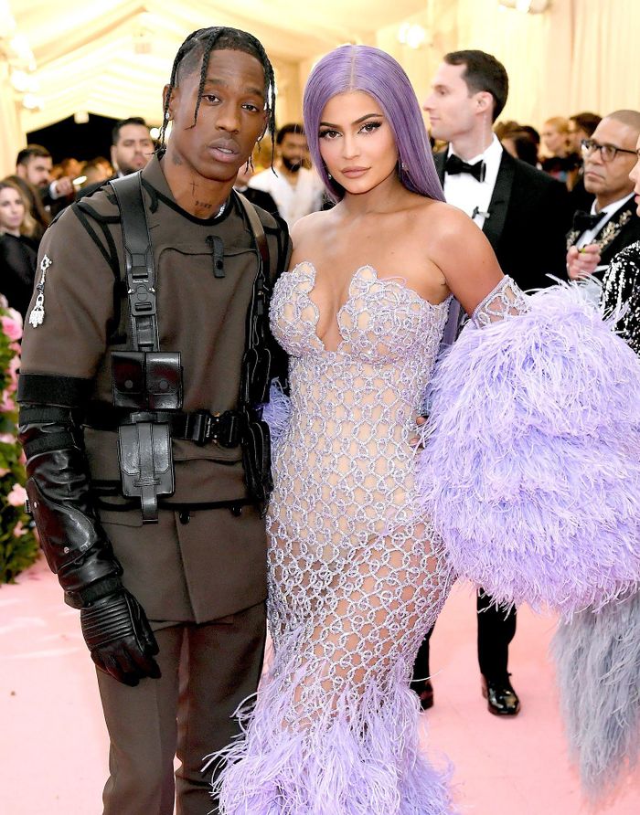 Tại sự kiện Met Gala 2019, Travis Scott thể hiện hình ảnh mới lạ hơn mang cảm hứng vị lai cùng những phụ kiện bảo hộ kết hợp với suit cổ điển. Vẫn là dáng váy ôm sát cơ thể nhưng điểm độc đáo chính là cách người đẹp nhuộm tóc trùng với màu trang phục. Ảnh: Vogue.