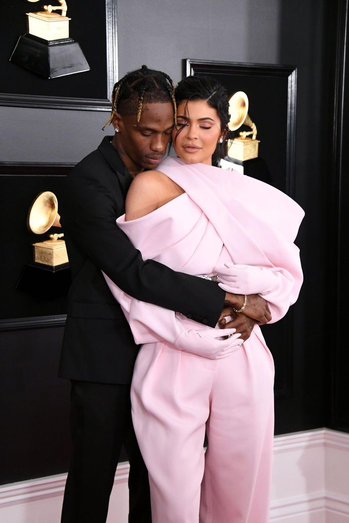 Với những bộ suit đơn giản, Travis Scott thường thể hiện chất thời trang đường phố khi kết hợp cùng áo thun graphic đồng màu và nhấn nhá bằng vòng cổ xích to bản. Còn Kylie lại có cách lựa chọn trang phục với chi tiết điểm xuyết trên eo hay ngực để tạo hiệu ứng vóc dáng đồng hồ cát gợi cảm trước công chúng. Ảnh: Vogue.