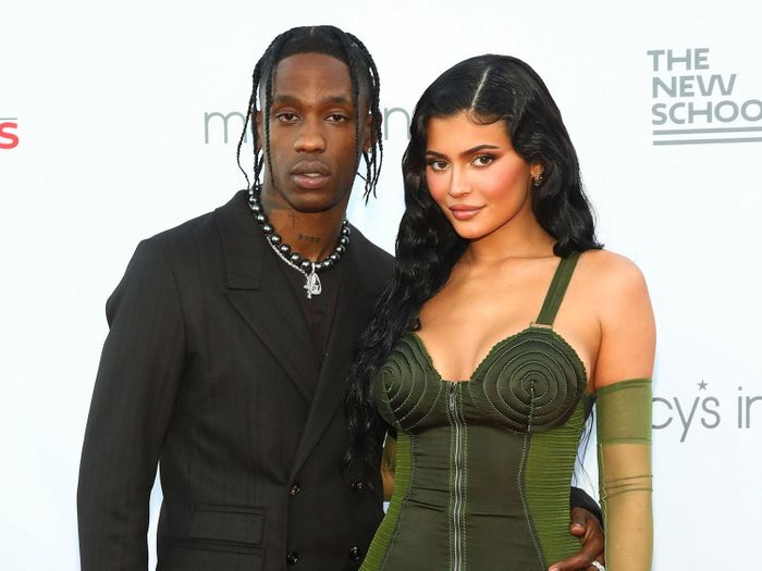 Ngày 16/6, Travis Scott xuất hiện cùng Kylie Jenner trên thảm đỏ Parsons Benefit - sự kiện từ thiện thường niên được tổ chức lần thứ 72 tại New York, Mỹ. Đây là lần đầu tiên sau hai năm họ tham dự thảm đỏ cùng nhau kể từ tháng 8/2019. Người đẹp diện bộ váy ôm sát cơ thể của Jean Paul Gautier với chi tiết viền chỉ trên ngực và eo tạo hiệu ứng vóc dáng thon thả. Nam rapper luôn trung thành cùng những bộ suit được may đo cao cấp tông màu tối, nổi bật phụ kiện cá tính đi kèm như vòng cổ, khuyên tai... Ảnh: Daily Mail.