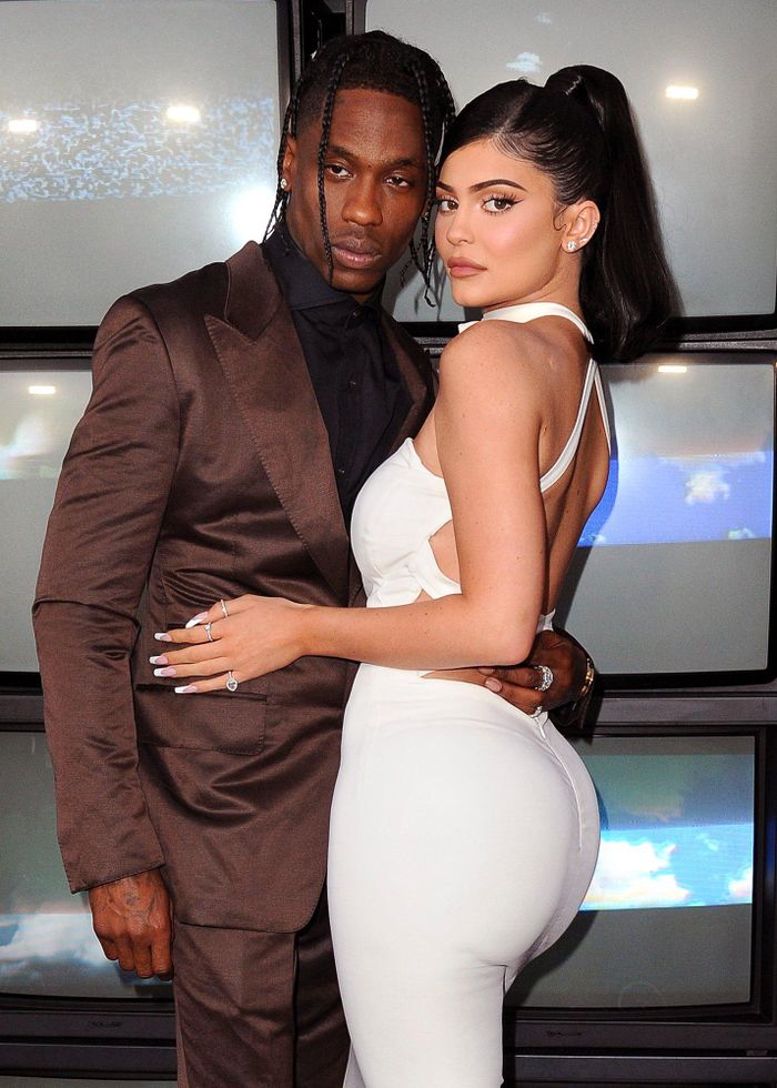 Kylie vẫn gây ấn tượng với kiểu váy ôm sát, khoe vóc dáng đồng hồ cát. Riêng Travis Scott lại biết cách thể hiện vẻ lịch lãm trong những bộ suit may đo riêng từ Dior và thường đi kèm sơ mi màu sắc trung tính như đen, trắng... Ảnh: WWD.