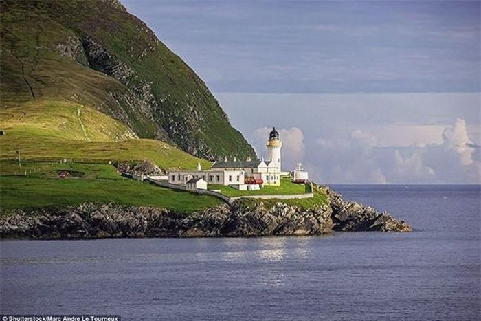  Ngọn hải đăng Bressay, Shetland, Scotland: Là một tháp hình trụ được xây dựng vào năm 1858, ngọn hải đăng Bressay cao 47m. Ánh đèn của hải đăng đã được Cơ quan Cảng Lerwick duy trì kể từ năm 2012.