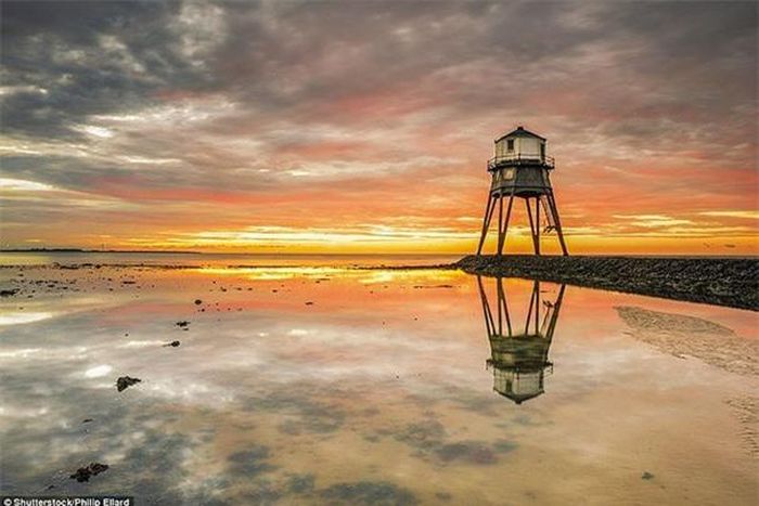  Ngọn hải đăng Dovercourt Low Ligthouse, Essex, Anh: Cũng có hai ngọn hải đăng, hải đăng Dovercourt được xây dựng vào năm 1863 để hướng dẫn tàu vào cảng Harwich và Felixstowe. Từ năm 1917, cả hai ngọn hải đăng đều dừng hoạt động và được bảo tồn như những công trình kiến trúc lịch sử và các điểm tham quan du lịch