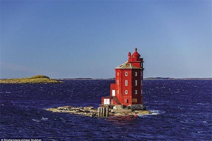  Ngọn hải đăng Kjeungskjaer, ở Na Uy: Nằm ở phía bắc của Bắc Cực, ngọn hải đăng Kjeungskjaer được xây dựng vào năm 1880 với chiều cao 21m. Đèn sẽ chiếu sáng sáu giây một lần với các màu đỏ, trắng và xanh lá cây.