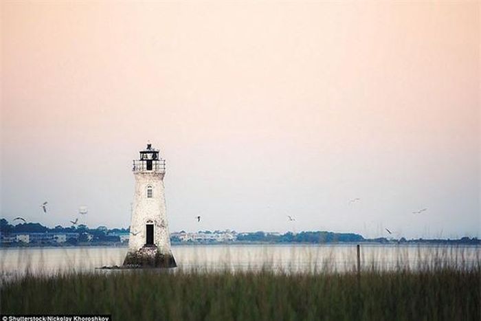  Ngọn hải đăng đảo Cockspur ở Georgia, Mỹ: Ban đầu, ngọn hải đăng này chỉ là một cột mốc. Đến năm 1848, ánh sáng được lắp đặt. Ngày nay, ngọn hải đăng được xem như là một di tích lịch sử thu hút khách du lịch.