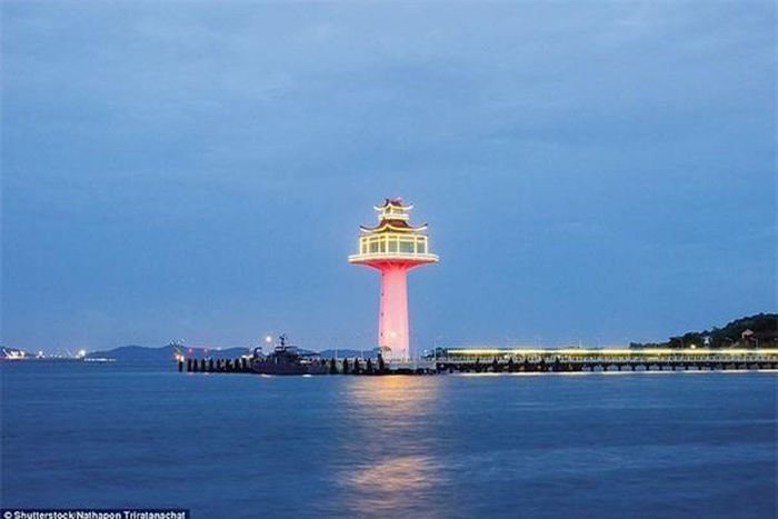 Ngọn hải đăng Ban Tha Thewawong, Thái Lan: Phần đỉnh tháp của ngọn hải đăng này được thiết kế như một mái chùa, phần thân tháp có màu trắng. Cao hơn 39m, Ban Tha Thewawong được xây dựng vào năm 2012 và thắp sáng vào ban đêm. Nó cũng phát ra một đèn flash màu trắng 3,3 giây/lần.
