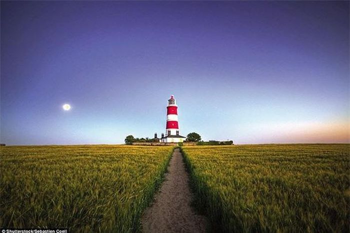  Ngọn hải đăng Happisburgh ở Norfolk, Anh: Có chiều cao 26m và đã hoạt động từ năm 1790, hải đăng Happisburgh bị bỏ hoang từ năm 1988, và người dân địa phương đã tự quản lý vào năm 1990. Đây cũng là ngọn hải đăng duy nhất không thuộc nhà nước tại Anh. 