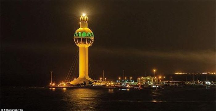  Tháp kiểm soát cảng Jeddah ở Arab Saudi: Được hoàn thành vào năm 1990, tháp kiểm soát này có chiều cao 131m và là một trong những ngọn hải đăng cao nhất thế giới. Điều đặc biệt của ngọn hải đăng này chính là có thang máy cho nhân viên và du khách tham quan. Ánh đèn của tháp có màu trắng và phát sáng 20 giây/lần.
