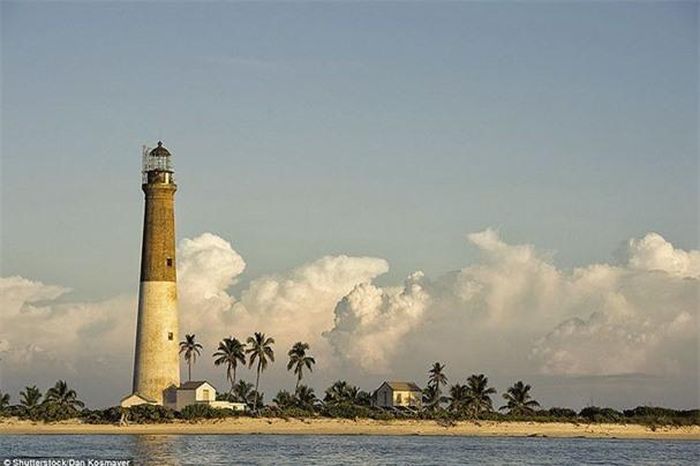  Ngọn hải đăng Dry Tortugas, Loggerhead Key, Florida, Mỹ: Là ngọn hải đăng xa xôi nhất của Mỹ, Tortugas được xây dựng bằng gạch, có chiều cao gần 48m, hoàn thiện vào năm 1858. Ánh sáng của hải đăng được điện hóa vào năm 1933 và được tự động hóa vào năm 1988.
