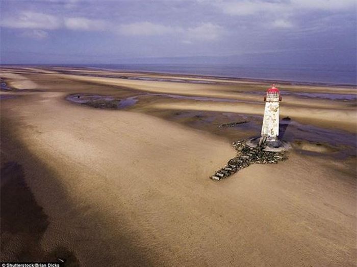  Ngọn hải đăng Point of Ayr, bãi biển Talacre, xứ Wales: Nổi lên giữa mặt biển đầy cát, Point of Ayr là ngọn hải đăng lâu đời nhất xứ Wales. Nó được xây dựng vào năm 1776 và đã không hoạt động kể từ năm 1883.