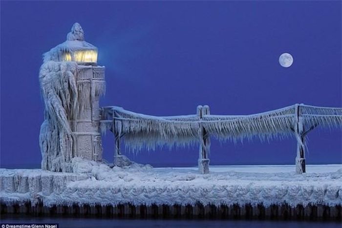  Ngọn hải đăng Outer Lightouse tại St Joseph North Pier, hồ Michigan, Mỹ: Ngọn hải đăng Outer Lightouse là một tháp sắt, nằm cuối đê chắn sóng ở cảng. Nơi đây có tới hai ngọn hải đăng và ngọn đầu tiên được xây dựng từ thế kỷ 19. Từ năm 2008, hai ngọn hải đăng đã được chính quyền thành phố quản lý như một di tích lịch sử.