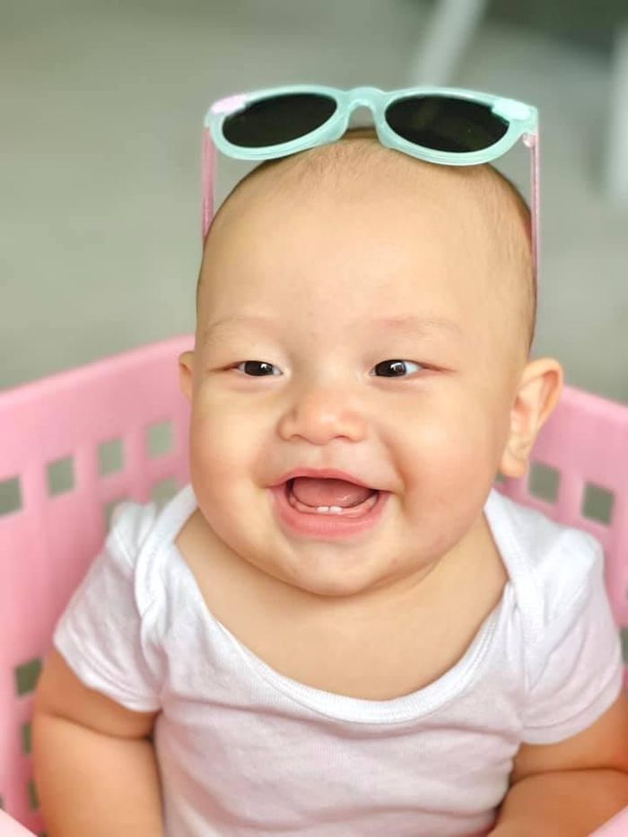 Nếu Lisa đeo kính cực sang chảnh, thì trường hợp này lại khiến dân mạng không thể nhịn cười.