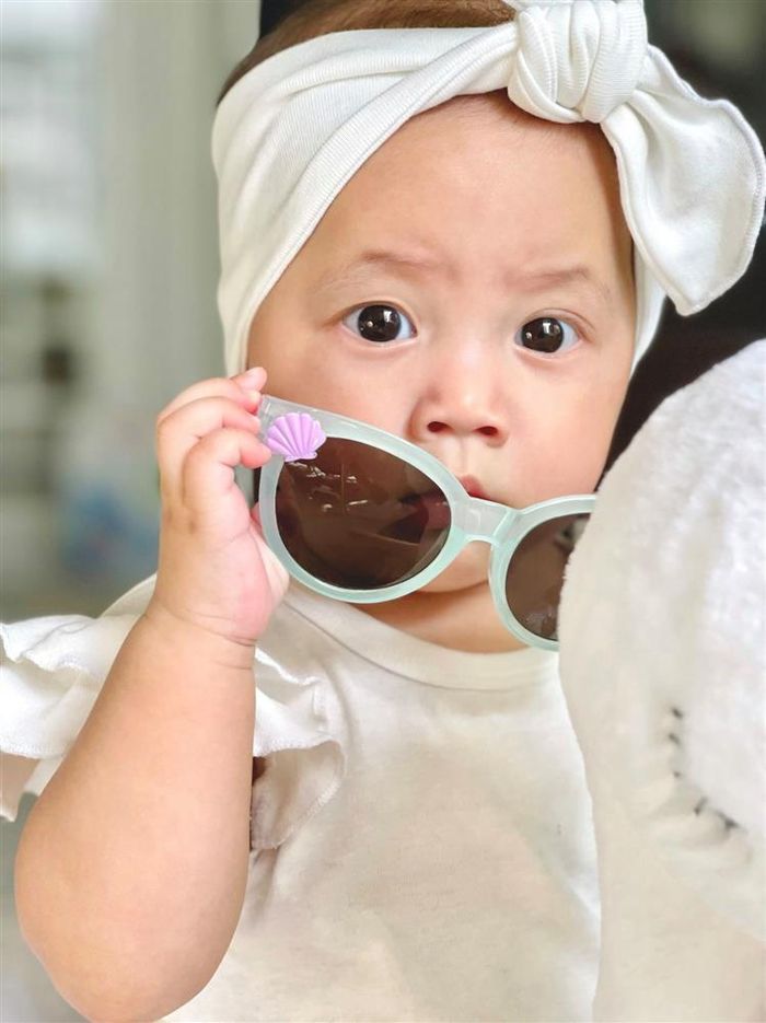 Còn nhỏ nhưng Lisa đã "diễn" với kính râm "chuyên nghiệp", trông cô bé thật sang chảnh.