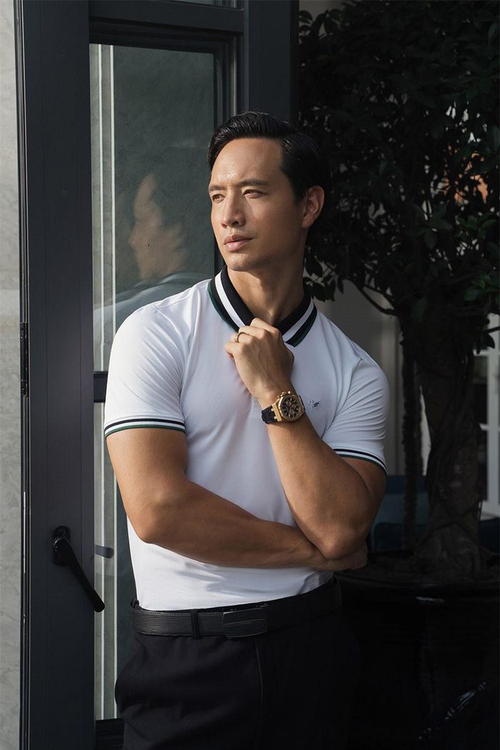 Khán giả hiếm khi nhìn thấy Kim Lý diện những bộ suit cầu kỳ, màu mè. Anh từng chia sẻ, bản thân luôn hướng tới sự tối giản trong phong cách ăn mặc.