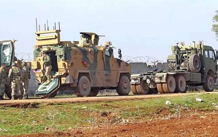 Damascus khẳng định quân đội nước này chỉ bắn vào các công sự do binh sĩ Thổ Nhĩ Kỳ dựng lên khi chúng bị các tay súng phiến quân do Ankara hậu thuẫn chiếm đóng.