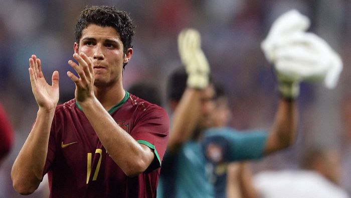  The Sun từng có bài báo nói về vấn đề này. CR7 trải qua kỳ Euro 2004 và World Cup 2006 thất bại cùng Bồ Đào Nha. Ở hai giải đấu đó, anh đều mặc áo ngắn tay. Do vậy, khi thi đấu cho đội tuyển quốc gia, Ronaldo thường chọn mặc áo dài tay để "đổi vận". Thực tế, anh đã vô địch Euro 2016 khi diện thiết kế dài tay. Ảnh: Give Me Sport. 