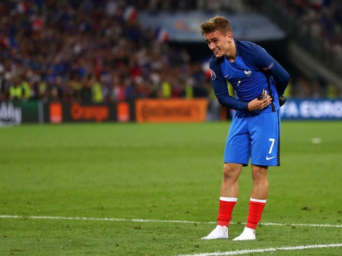  Thói quen của Beckham đã ảnh hưởng trực tiếp đến Antoine Griezmann. Năm 2019, tiền đạo người Pháp đã nói với Onda Cero: "Tôi mặc áo đấu dài tay vì Beckham. Anh ấy mặc nó và Beckham là thần tượng của tôi". Ảnh: Monde du foot. 