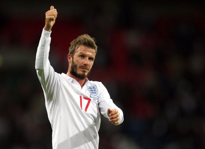  Beckham cũng có sở thích tương tự. Đối với ngôi sao người Anh, nhiều nguồn tin nói lý do là anh muốn che những hình xăm trên cánh tay. Ở một số quốc gia, hình xăm không được chào đón. Becks tôn trọng điều này và không muốn ảnh hưởng hình ảnh của đội bóng. Ảnh: The Voice Of Football. 