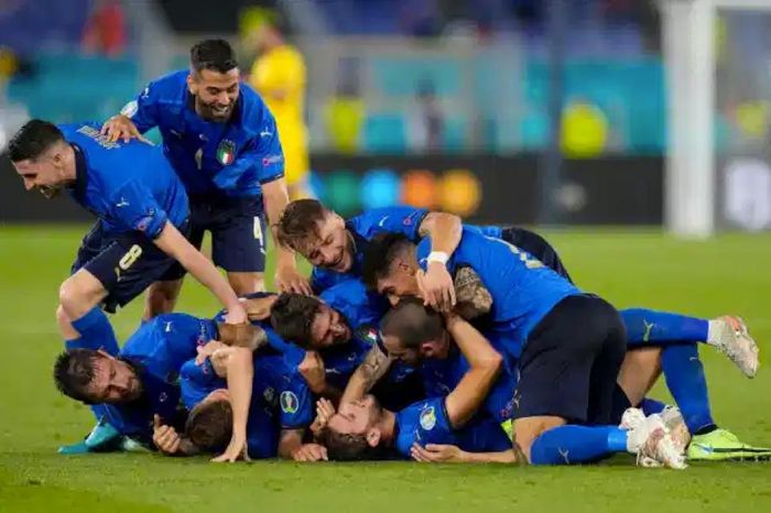 Italia trở thành đội đầu tiên vào vòng 16 đội Euro 2020 sau khi hạ Thụy Sĩ 3-0.