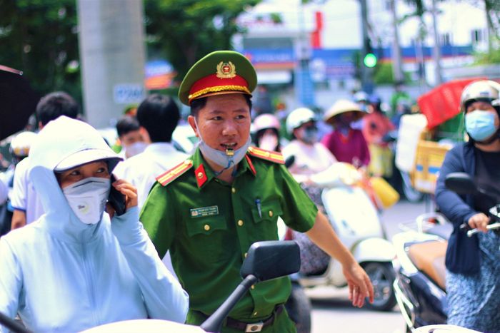 Các chiến sĩ công an đã có một ngày làm việc vất vả để giải tỏa ùn tắc phía trước khu vực trường thi.