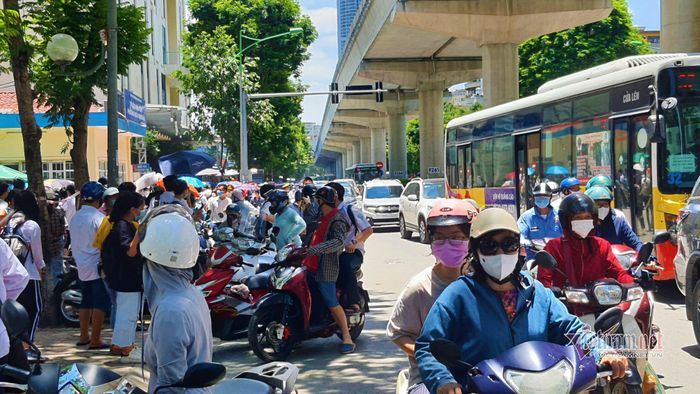 Lượng thí sinh đổ ra và phụ huynh đến đón khiến đoạn đường Xuân Thủy, quận Cầu Giấy trưa nay tắc nghẽn kéo dài.