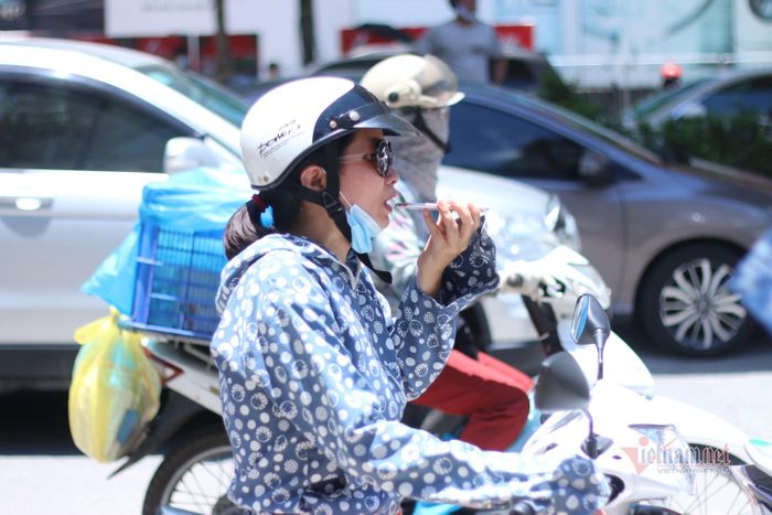 Không vào được phía trong do tắc nghẽn, người mẹ gọi to con qua điện thoại.