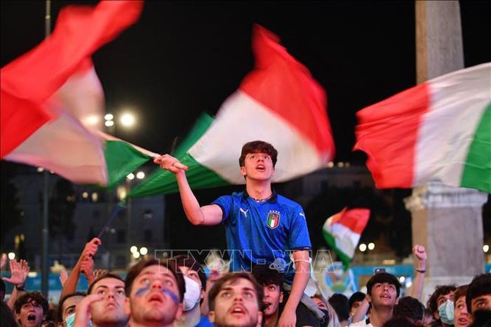 Cổ động viên đội tuyển Italia mừng chiến thắng trước đội tuyển Thụy Sĩ. Ảnh: AFP/TTXVN