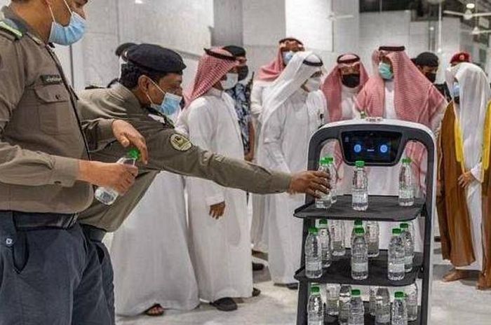 Robot phân phối nước thánh tại Mecca. Ảnh: khaleejtimes