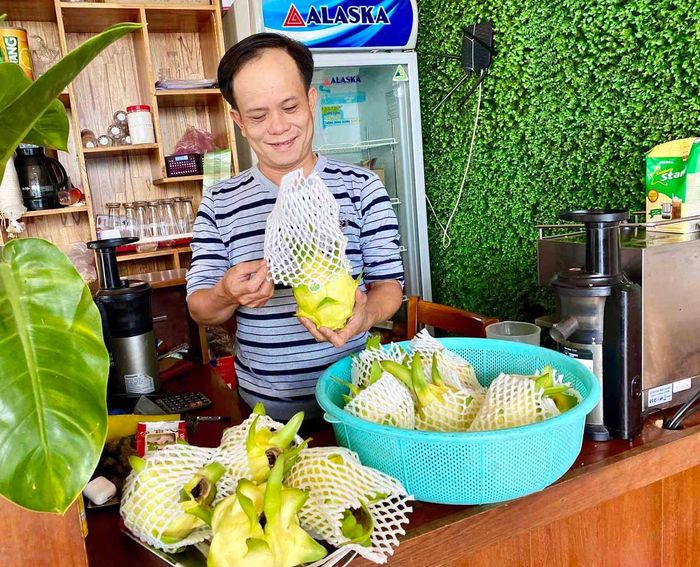 Ông Nguyễn Hồng Sơn-chủ quán chay Vân Sơn (phường Hoa Lư, TP. Pleiku) chuẩn bị thanh long vỏ vàng ruột thạch để bán cho khách hàng. Ảnh: Hồng Thi