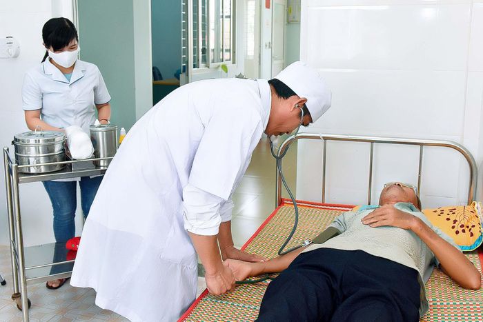 Người dân xã Đak Ta Ley được khám-chữa bệnh bằng thẻ bảo hiểm y tế.