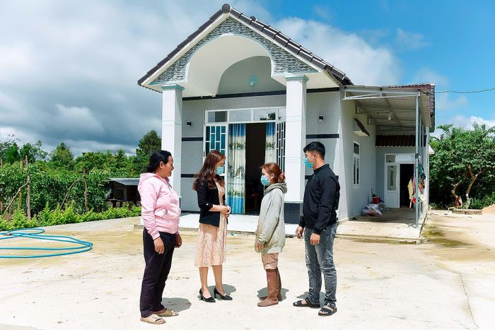 Tại làng Chrơng II, nhiều ngôi nhà mới được xây dựng khang trang.
