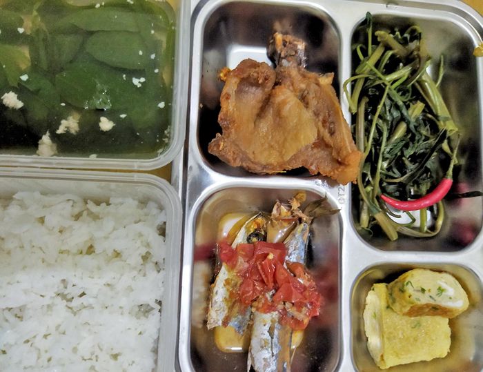 Khẩu phần bữa ăn tối ở khu cách ly. Ảnh: Nguyễn Dung