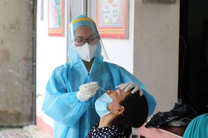Ngành Y tế đang lấy mẫu xét nghiệm cho người dân vùng cách ly