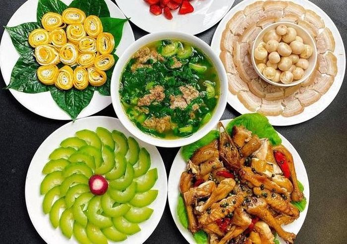 Mùa hè nên ăn nhiều đồ luộc, hạn chế đồ chiên rán, cay nóng.