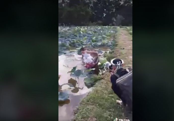 Theo tìm hiểu, nữ chính phải nhận cái kết "đắng" khi chụp ảnh sen này có tên Vũ Thị Diệu Linh (sinh năm 1998, Hà Nội). Sau khi đoạn clip 15 giây của cô nàng được chia sẻ lên TikTok thu hút sự quan tâm của nhiều người.