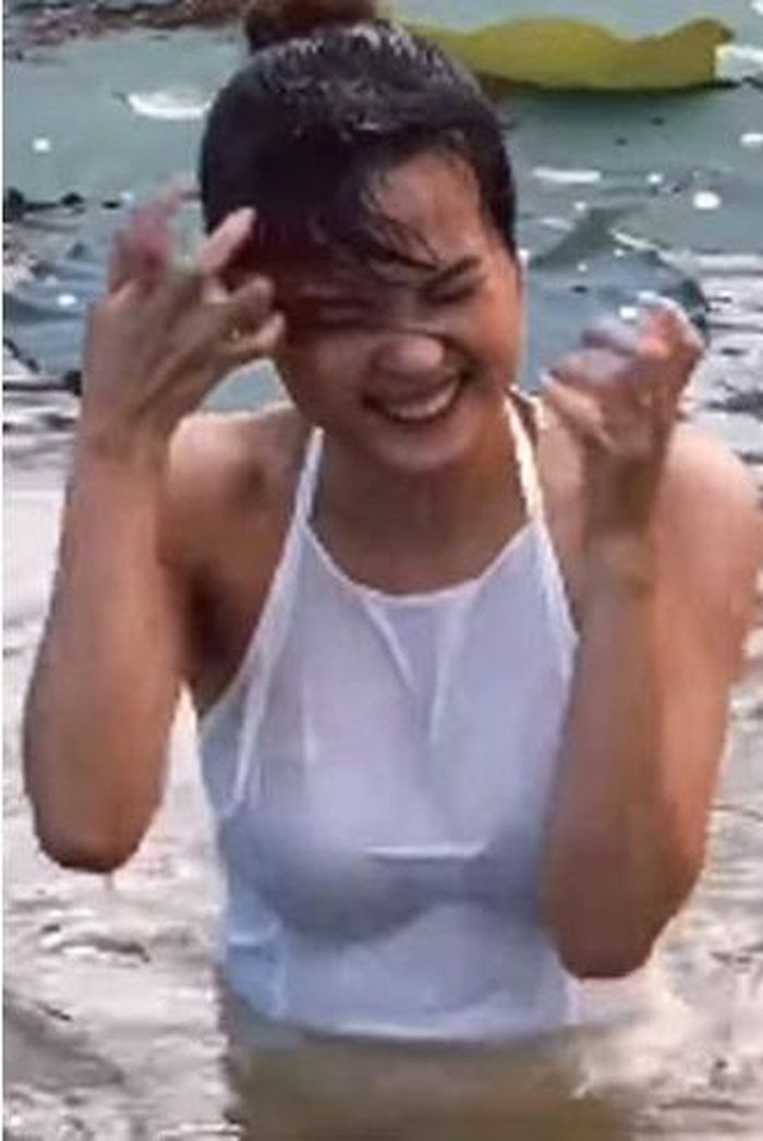 Diệu Linh cũng rất bất ngờ trước tình huống không may đó. Cô nàng muốn chụp ảnh trên thuyền giữa đầm sen nhưng không ngờ, thuyền mới ở ven bờ đã bị lật.