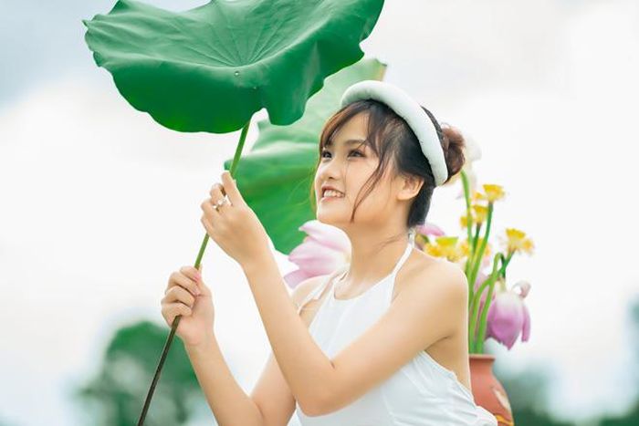 Diệu Linh chia sẻ: "Lúc đó, mình mới chụp được khoảng 30 phút.Té sông, ướt hết người nên đành dừng buổi chụp luôn, cũng may, mình đã có vài tấm ảnh ưng ý với hoa sen".