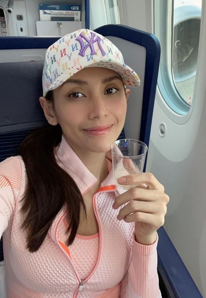 Võ Hoàng Yến đăng ảnh selfie trong chuyến bay sang Mỹ thăm bạn trai. 