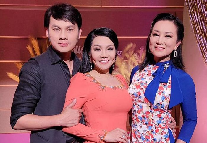 NSƯT Ngọc Huyền hội ngộ Kim Tiểu Long và Hương Thủy trong một show cải lương tại hải ngoại. 